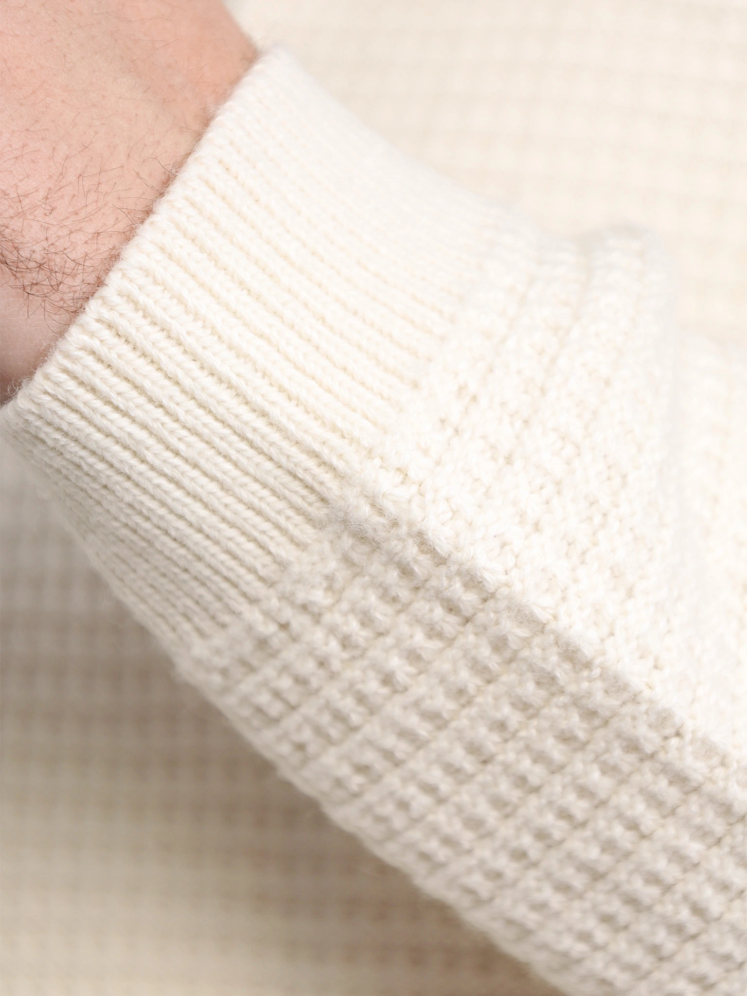 Свитер светло-бежевого цвета с молнией